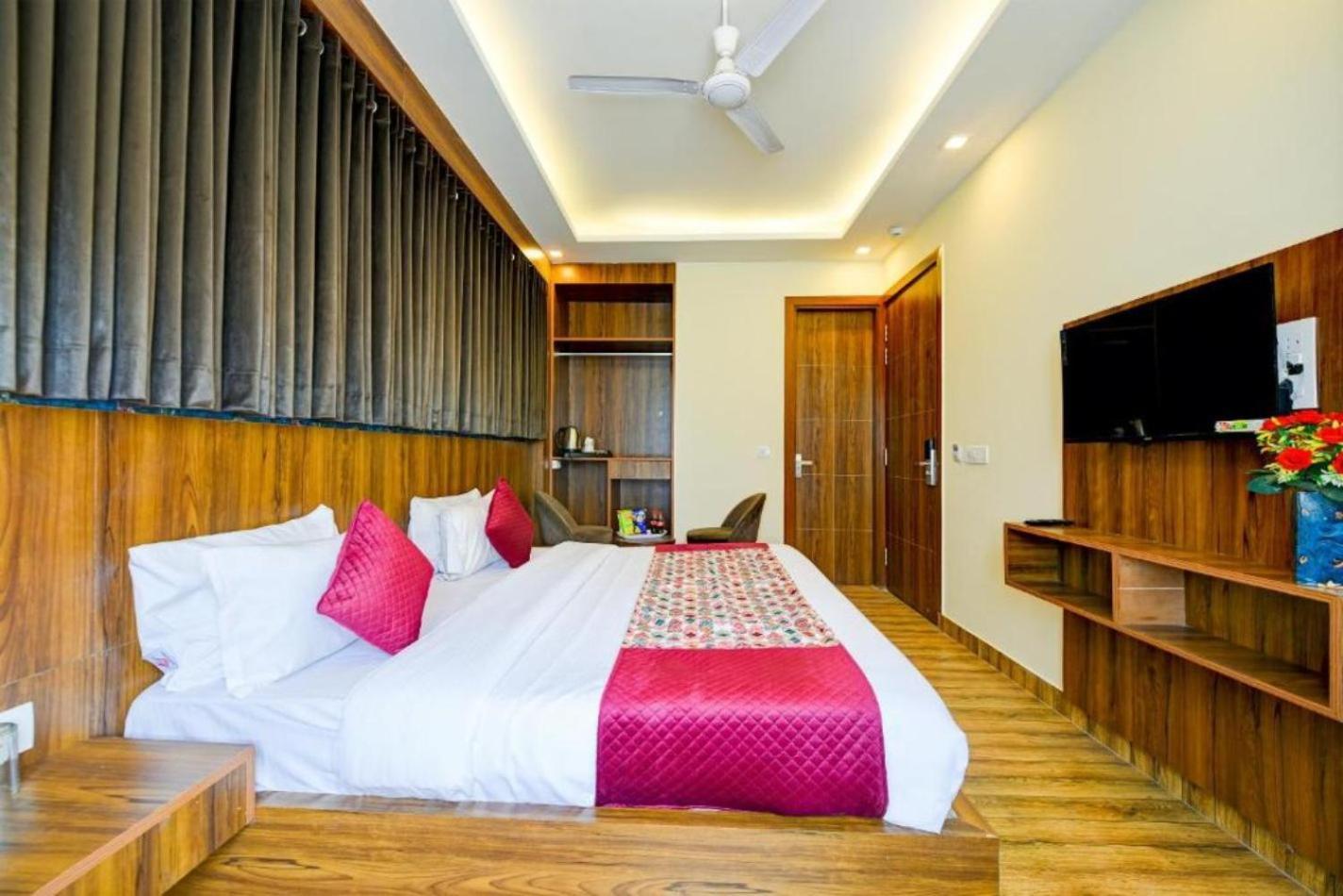 Rosewood Suites A Family Hotel Near Delhi Airport New Delhi Extérieur photo